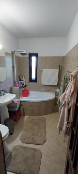 Apartament cu 3 camere semidecomandat în Adunații-Copăceni