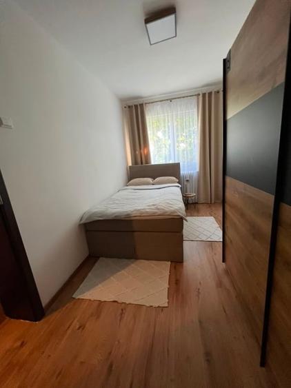 Apartament cu 3 camere semidecomandat, mobilat în Podu Roș