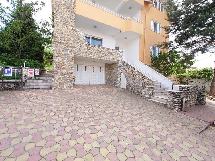 Casă individuală cu 9 camere cu Teren 985 Mp în Găvana