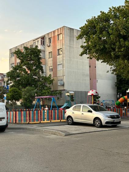 Apartament cu 3 camere decomandat în Craiovița Nouă