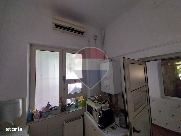 Casă cu 4 camere cu Teren 1302 Mp în Central