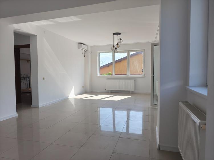 Apartament cu 2 camere semidecomandat în Olteniței