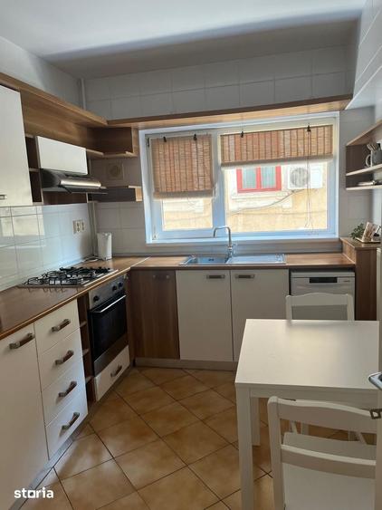 Apartament cu 3 camere semidecomandat în Aviatorilor