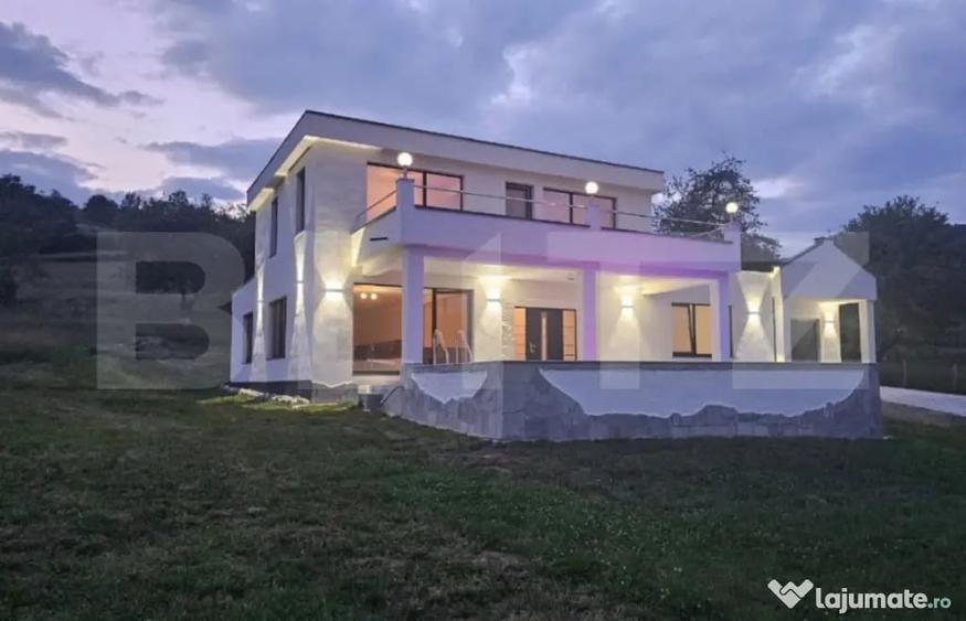 Casă cu 5 camere cu Teren 3200 Mp în Luncoiu de Sus