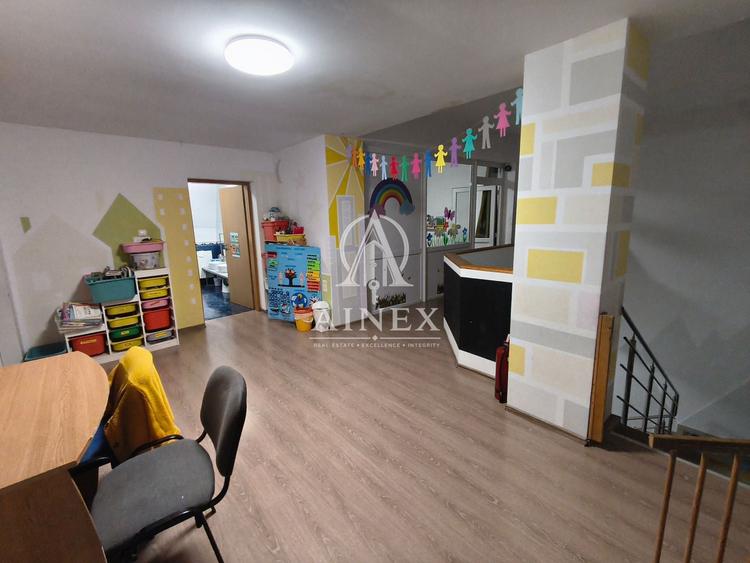 Casă individuală cu 8 camere cu Canalizare în Lipovei