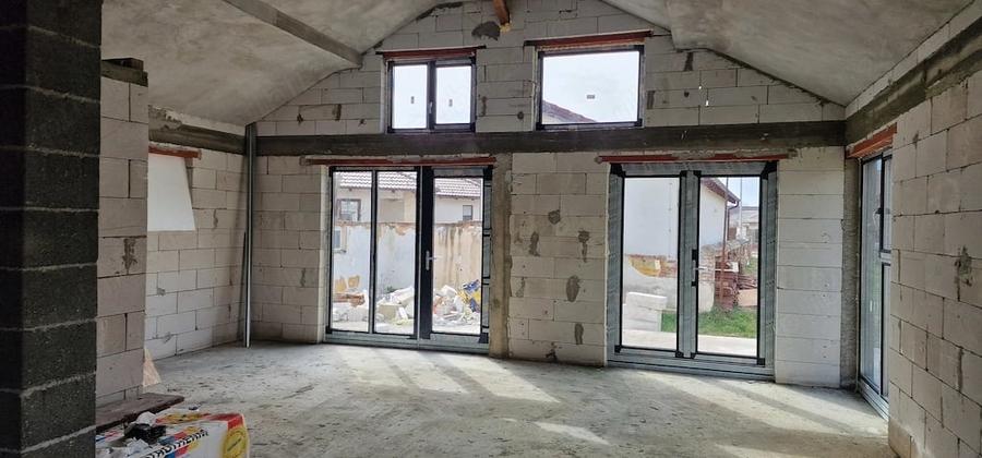 Casă cu 4 camere cu Teren 2712 Mp în Central
