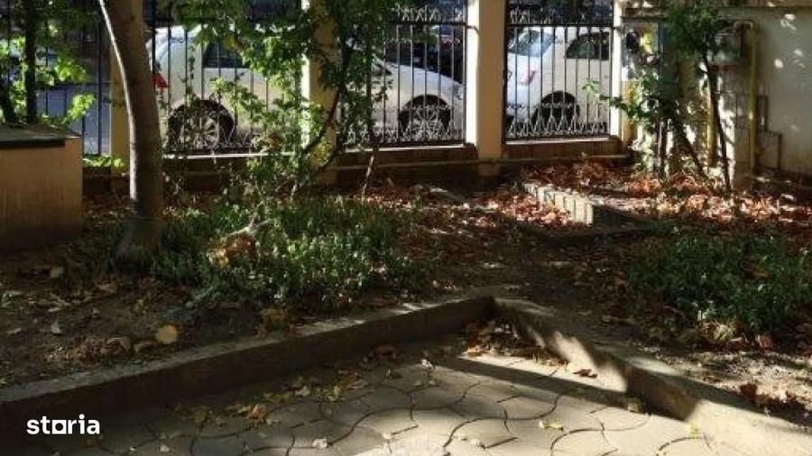 Casă individuală cu 8 camere cu Canalizare în Herăstrău