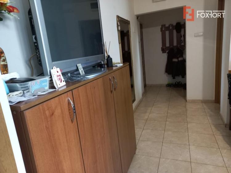 Apartament cu 3 camere semidecomandat, mobilat în Lipovei