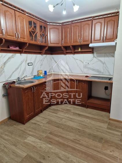 Apartament cu 3 camere semidecomandat, mobilat în Pârneava