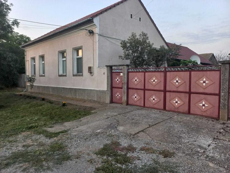 Casă cu 4 camere în Sânmartin