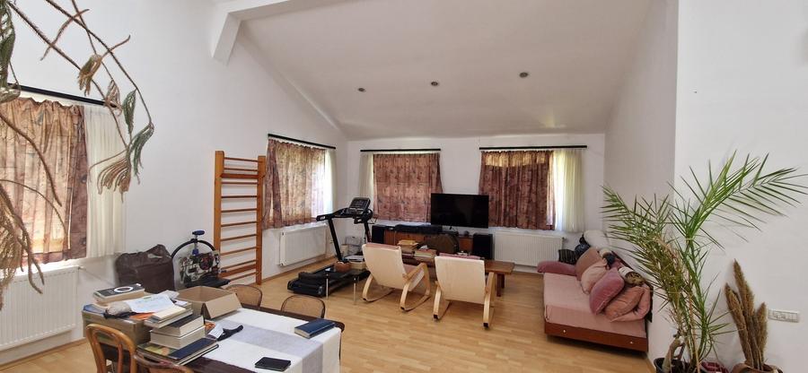 Casă cu 5 camere cu Teren 390 Mp în Odăi
