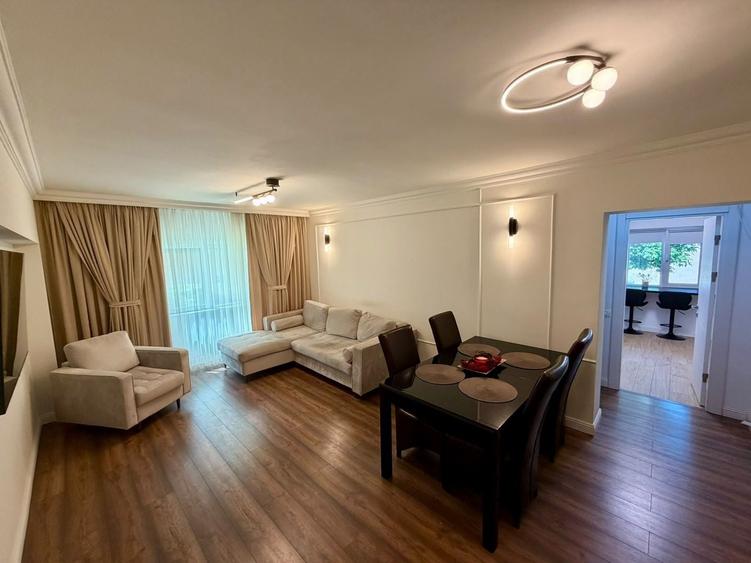 Apartament cu 3 camere decomandat în Faleza Nord