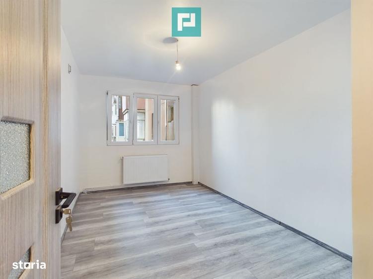 Apartament cu 3 camere semidecomandat în Aurel Vlaicu