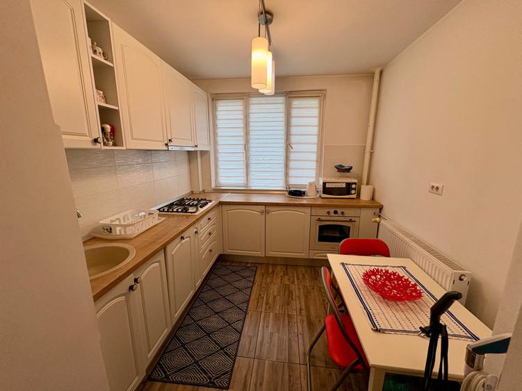Apartament cu 3 camere semidecomandat în Drumul Taberei