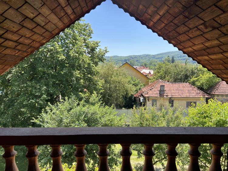 Casă individuală cu 10 camere cu Teren 5164 Mp în Malu cu Flori
