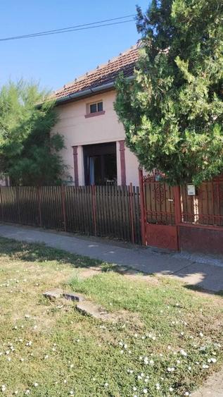 Casă cu 4 camere în Petrești