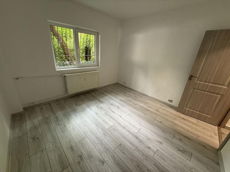 Apartament cu 3 camere decomandat în Tei