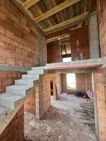 Casă individuală cu 4 camere cu Teren 300 Mp în Cihei