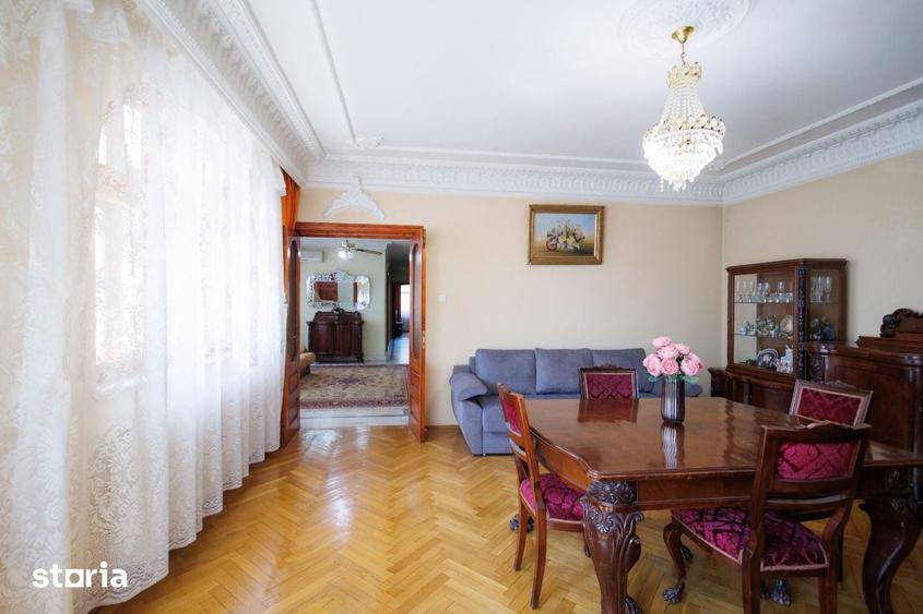 Casă cu 5 camere cu Teren 1000 Mp în Piața Centrală