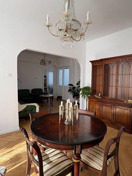 Apartament cu 4 camere decomandat în Calea Victoriei