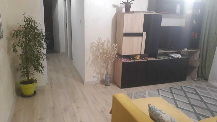 Apartament cu 3 camere semidecomandat în Exterior Vest