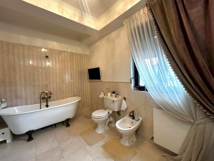 Casă cu 6 camere cu Garaj în Primăverii