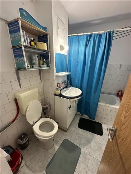 Apartament cu 4 camere decomandat în Lipovei