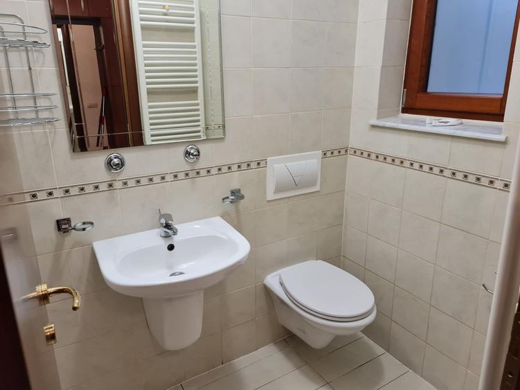 Casă cu 5 camere cu Canalizare în Central