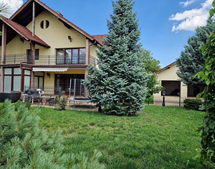 Casă individuală cu 9 camere cu Canalizare în Sânpetru
