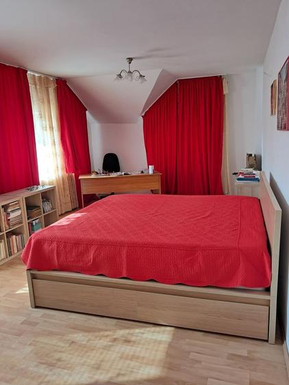 Casă individuală cu 6 camere cu Canalizare în Central