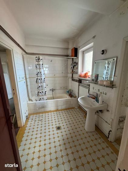 Apartament cu 3 camere în Calea Victoriei