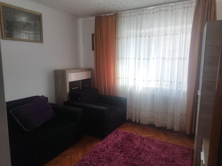 Apartament cu 3 camere semidecomandat în Central