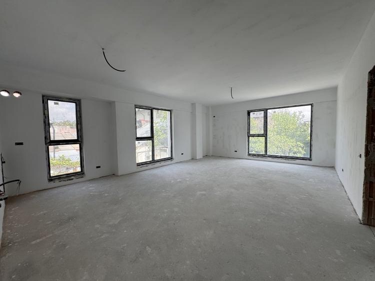 Apartament cu 3 camere decomandat în Băneasa