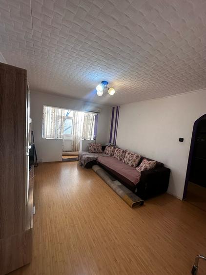 Apartament cu 3 camere semidecomandat, mobilat în Mircea cel Bătrân