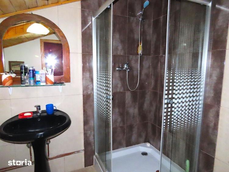 Casă cu 5 camere cu Teren 200 Mp în Moroeni