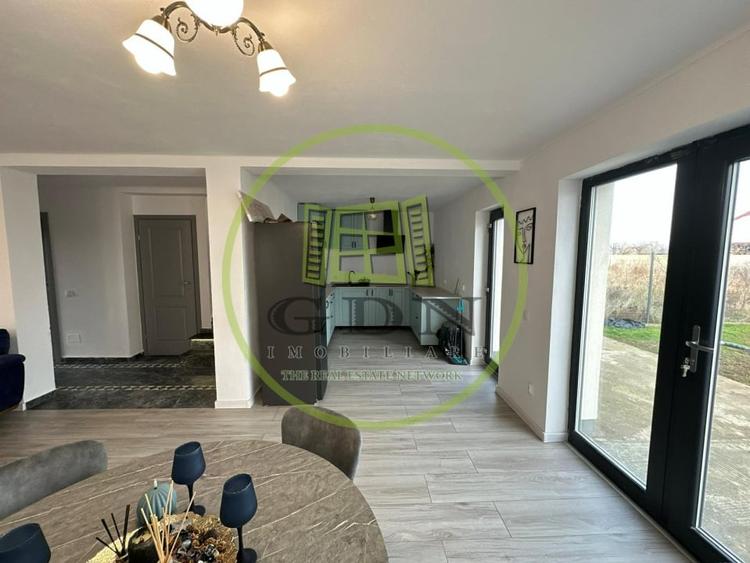 Casă individuală cu 4 camere cu Canalizare în Cârcea