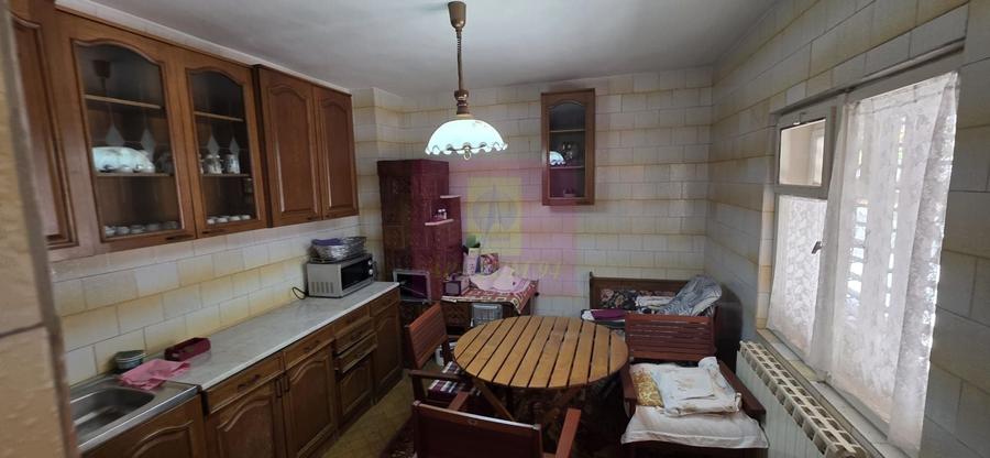 Casă individuală cu 9 camere cu Canalizare în Nord