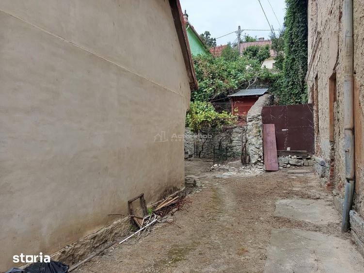 Casă cu 7 camere cu Teren 243 Mp în Central