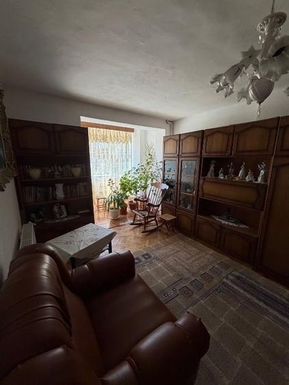 Apartament cu 3 camere decomandat, mobilat în Central