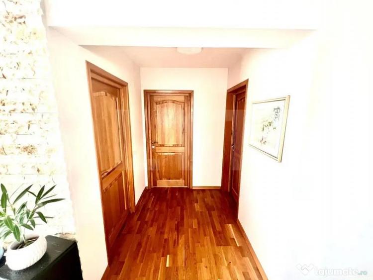 Apartament cu 3 camere semidecomandat în Europa