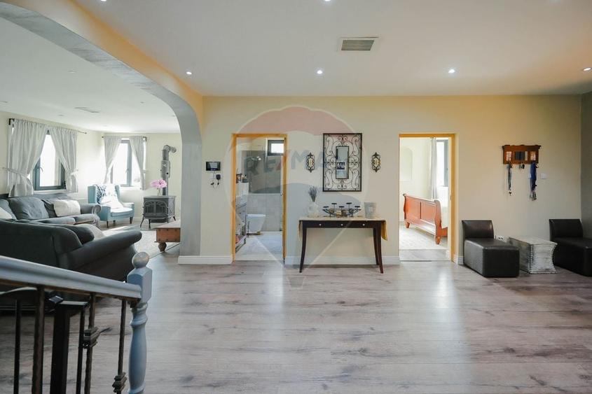 Casă individuală cu 9 camere cu Teren 1378 Mp în Eșelnița
