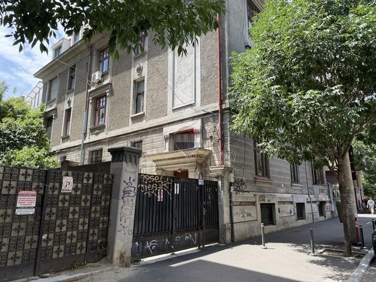 Apartament cu 3 camere semidecomandat în P-ța Romană