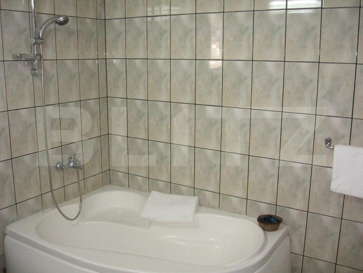 Casă individuală cu 13 camere cu Garaj în Exterior Vest