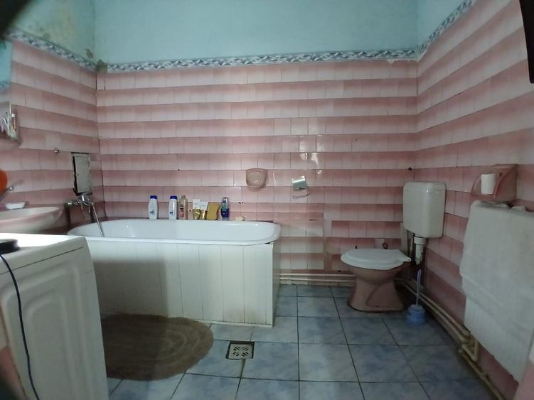 Casă individuală cu 6 camere cu Canalizare în Central