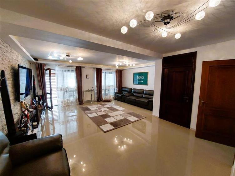 Duplex cu 6 camere cu Canalizare în Central