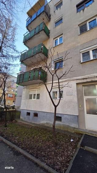 Apartament cu 3 camere decomandat în Micro 17
