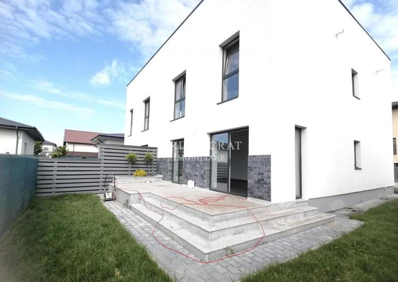 Casă cu 4 camere cu Teren 250 Mp în Ostratu