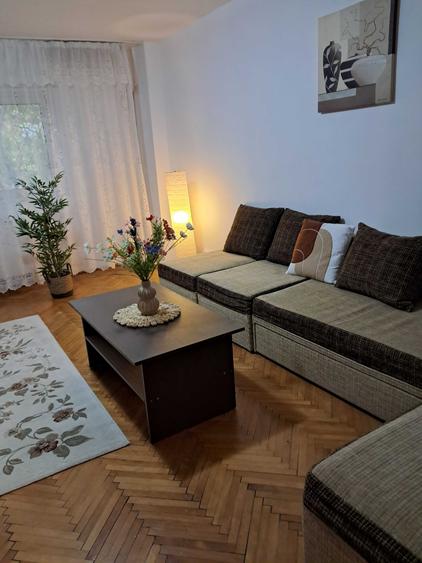 Apartament cu 3 camere decomandat în Exterior Vest
