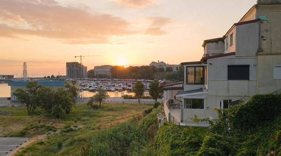 Apartament cu 4 camere semidecomandat, mobilat în Peninsula