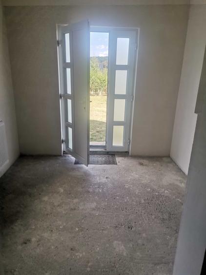 Casă cu 4 camere în Exterior Vest